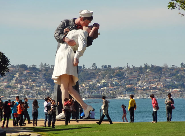 kissing_sailor_statue_1.jpg